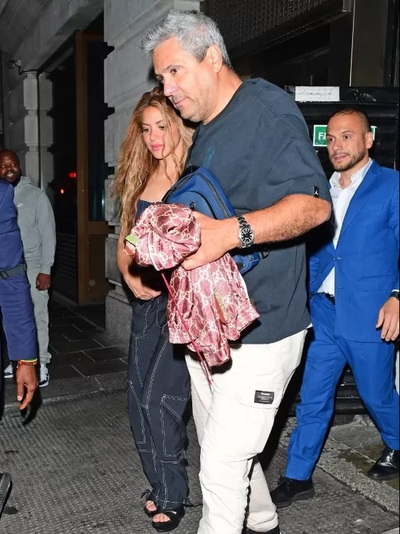 Shakira y Tonino Mebarack saliendo del Novikov Restaurant & Bar de Londres / Foto: ET