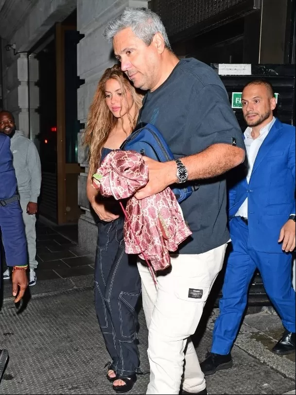 Shakira y Tonino Mebarack saliendo del Novikov Restaurant & Bar de Londres / Foto: ET