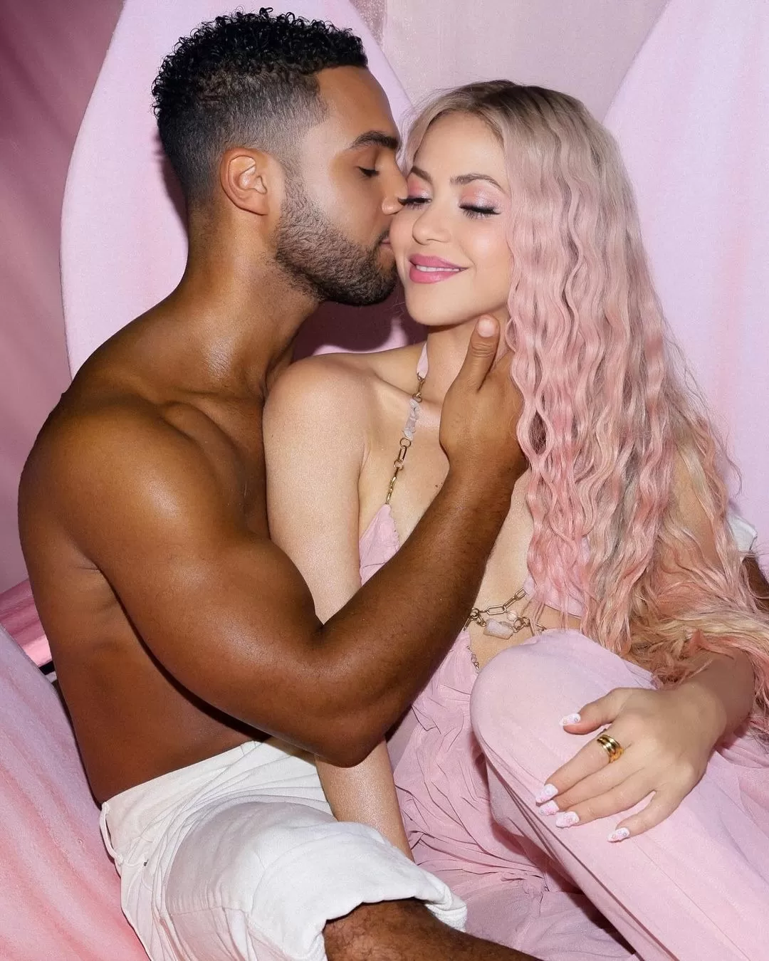 Shakira se lució sensual junto al actor Lucien Laviscount/Foto: Instagram