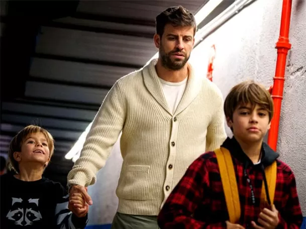 Gerard Piqué junto a sus hijos Sasha y Milan / Foto: Vanitatis El Confidencial