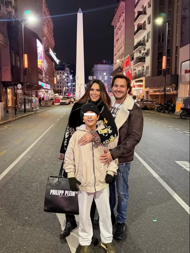 Silvia Cornejo y Jean Paul Gabuteau junto a su hijo en Buenos Aires / IG: silviacornejo87