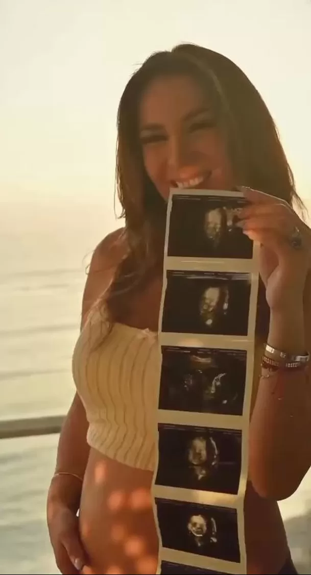 La ex Miss Perú compartió una tierna sesión de fotos por el Día del Niño, donde mostró por primera vez su pancita durante esta nueva etapa y dedicó un emotivo mensaje a su bebé. Video: América Espectáculos La ex Miss Perú compartió una tierna sesión de fotos por el Día del Niño, donde mostró por primera vez su pancita durante esta nueva etapa y dedicó un emotivo mensaje a su bebé. Video: América Espectáculos