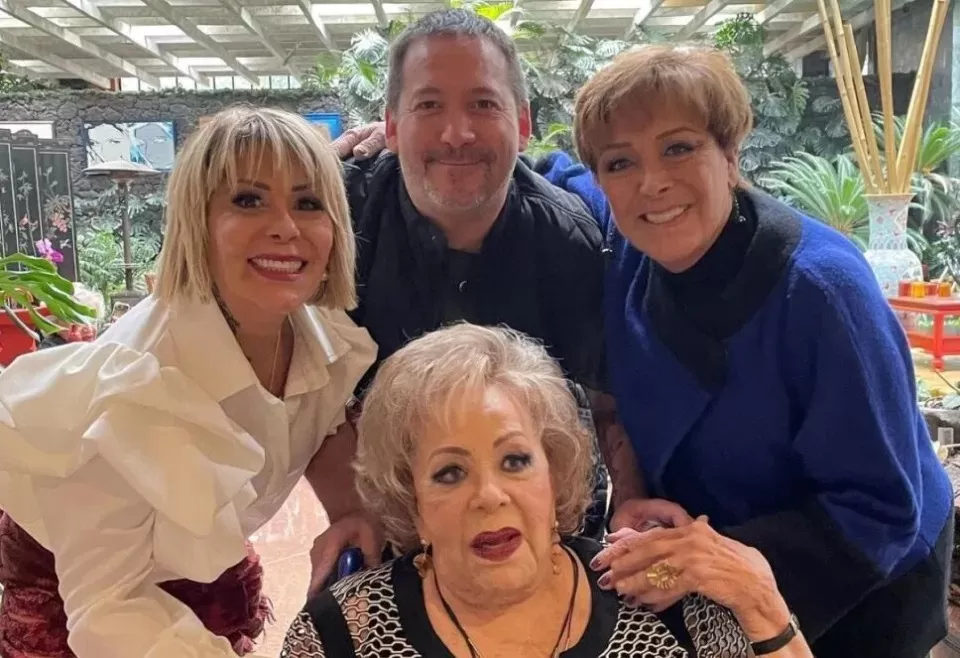 Alejandra Guzmán con Silvia Pinal, Luis Enrique Gúzman y Sylvia Pasquel. fuente: Instagram