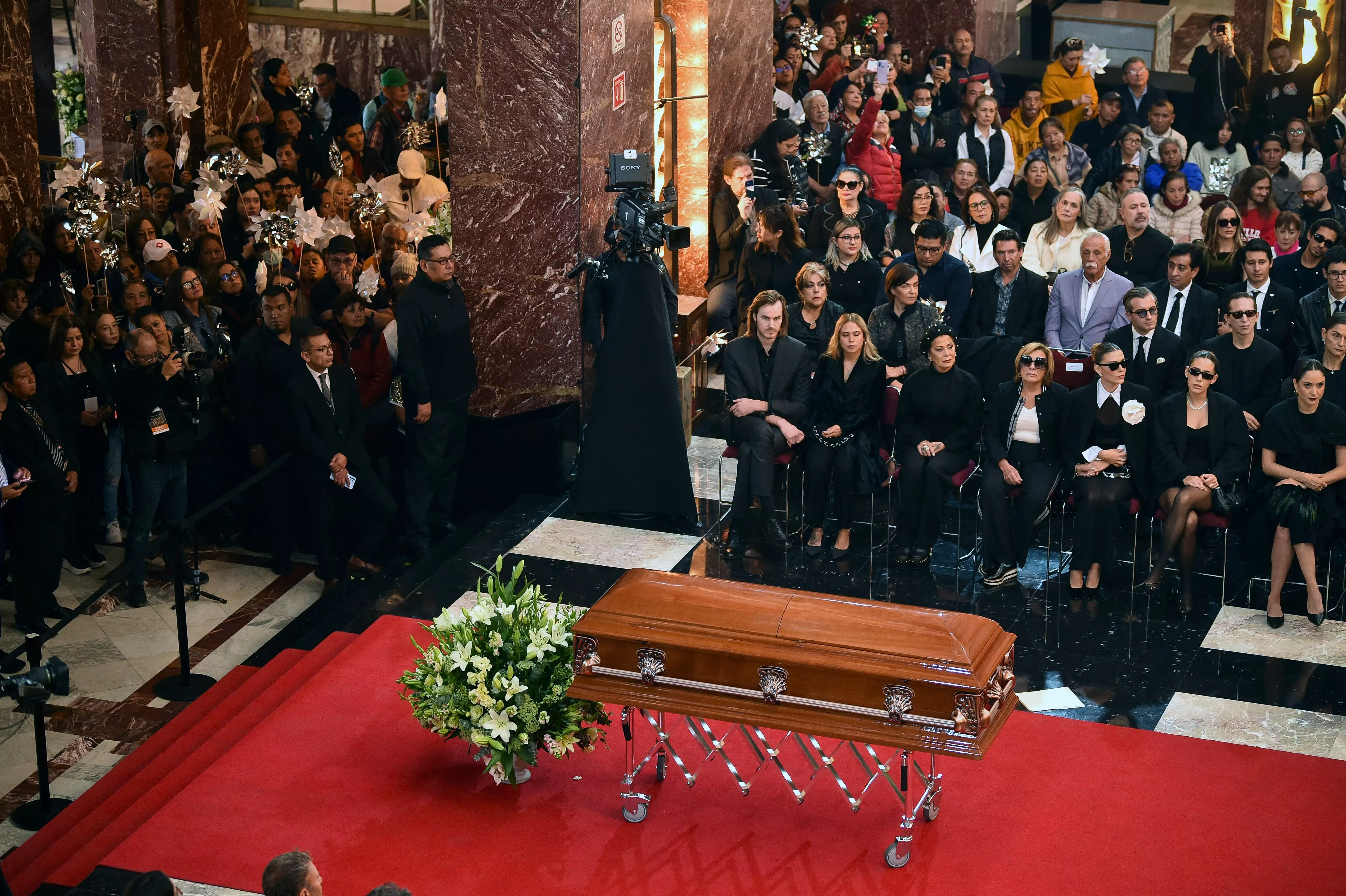 Familiares y amigos asistieron al funeral de la actriz Silvia Pinal en el Palacio de Bellas Artes. Fuente: AFP