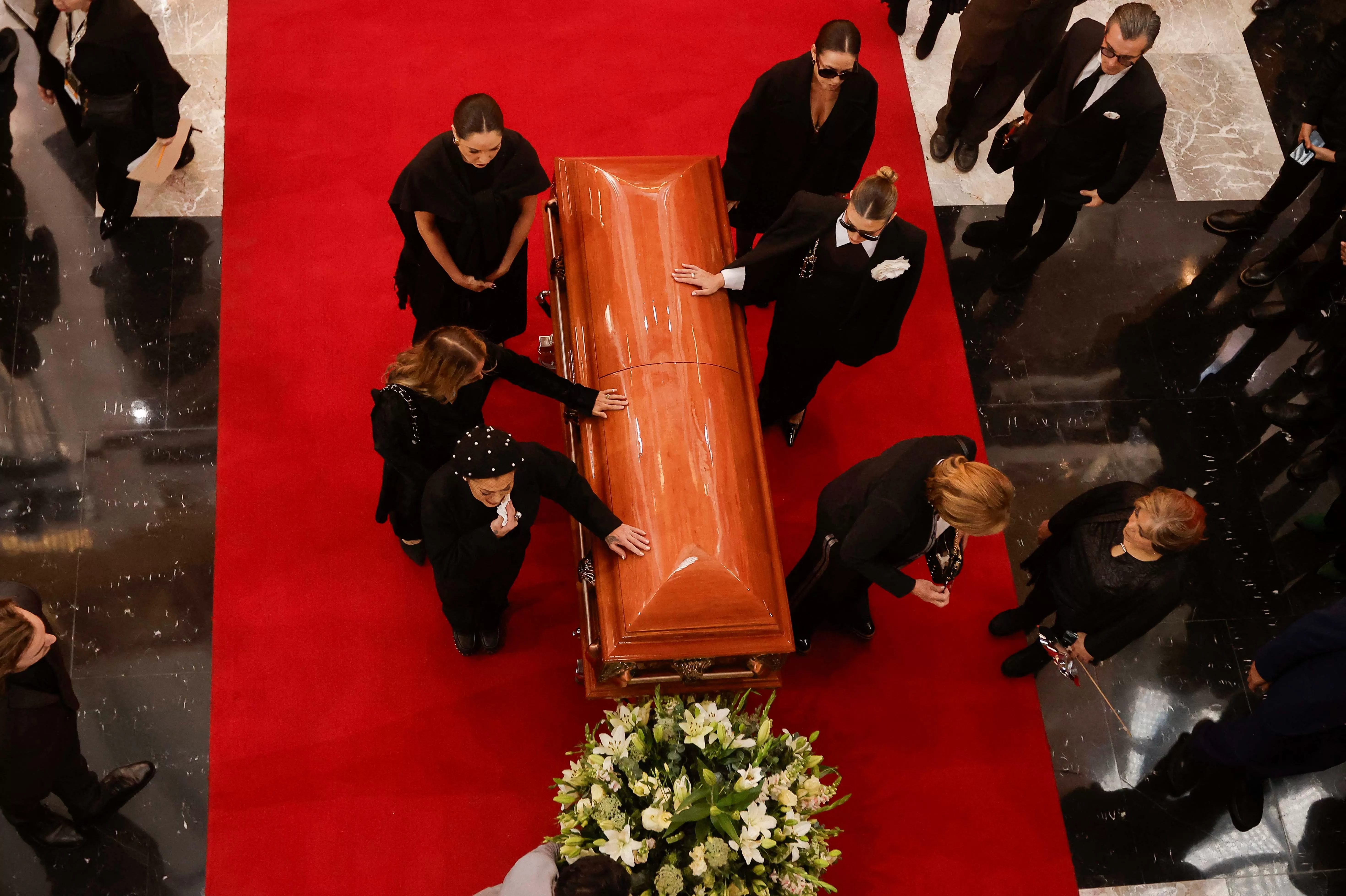 Hijas de Silvia Pinal despiden a la actriz en el Palacio de Bellas Artes. Fuente: AFP