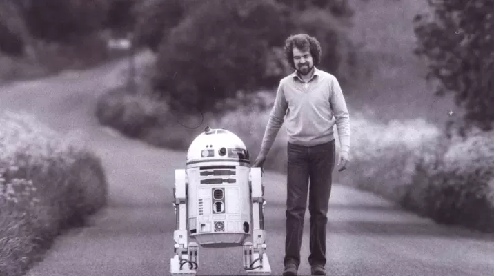 Tony Dyson con R2-D2. Foto: El país Tony Dyson con R2-D2. Foto: El país