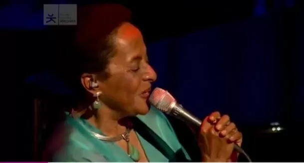 "Volví gracias al amor, la ciencia y la música”, confiesa Susana Baca en su esperado retorno. Foto: América TV "Volví gracias al amor, la ciencia y la música”, confiesa Susana Baca en su esperado retorno. Foto: América TV