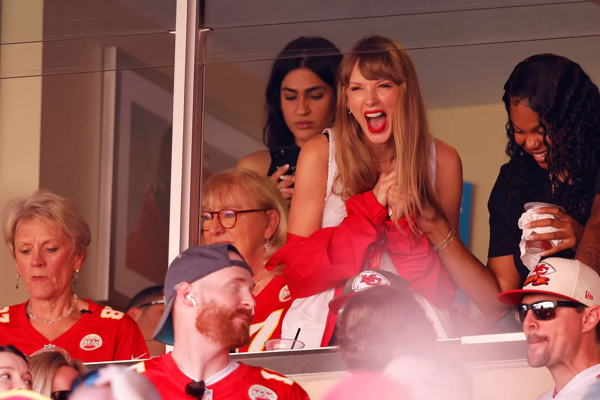 Taylor Swift emocionada cada vez que Travis Kelce tocaba el balón. Fuente: AFP