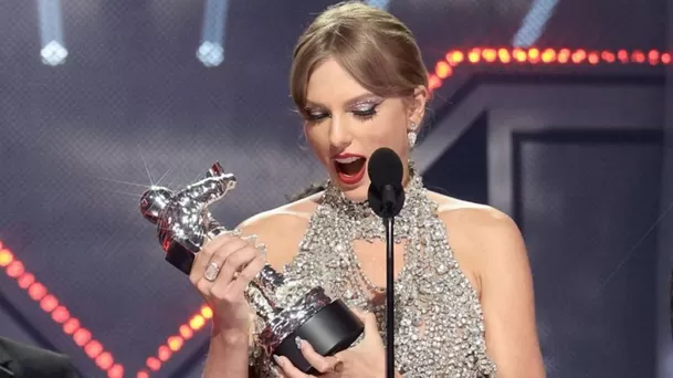 La rubia sensación se adueñó de tres estatuillas 'Moonman' durante la gala. (Foto: Getty Images)