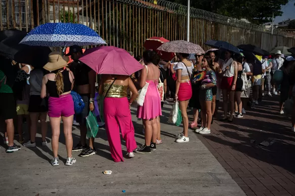 Fanáticos de Taylor Swift haciendo cola fuera del estadio, pese a altas temperaturas. Fuente: AFP