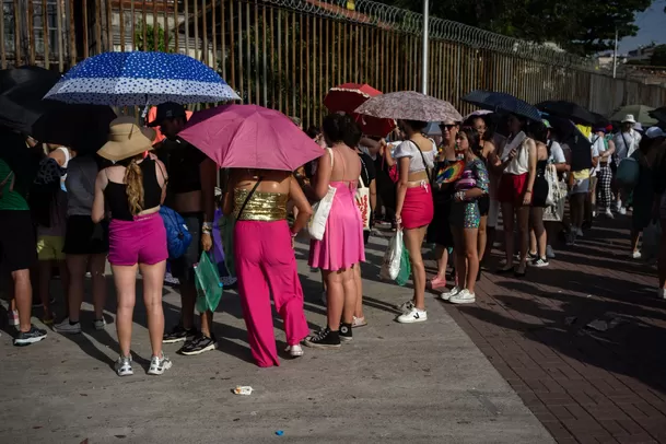 Fanáticos de Taylor Swift haciendo cola fuera del estadio, pese a altas temperaturas. Fuente: AFP