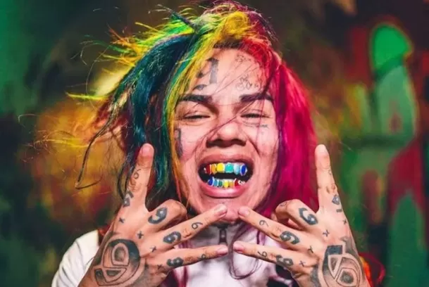 Tekashi 6ix9ine afronta varios problemas legales por agresión. Fuente: Instagram