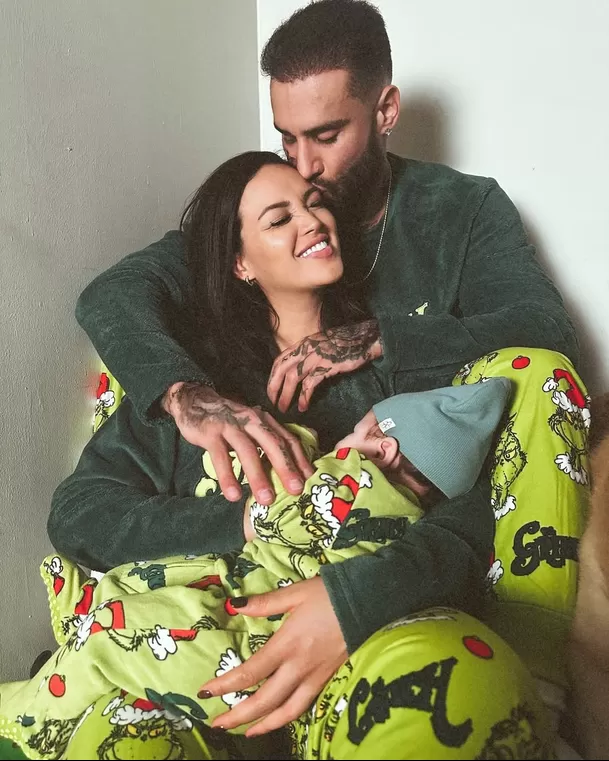 Angie Arizaga y Jota Benz disfrutan de ser los papás de Mateo / Instagram