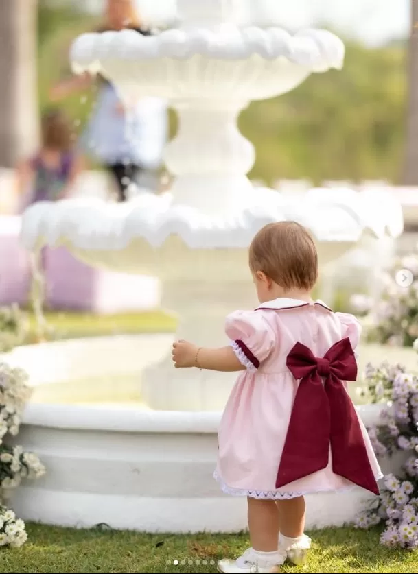 La nutricionista brasileña y el empresario Gabriel Ferreira tiraron la casa por la ventana para festejar el primer año de su pequeña Elisa. Foto: IG @lealthaisa