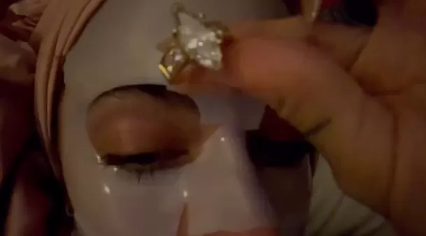 La diva argentina compartió imágenes de su primera prueba de vestuario y mostró su anillo de compromiso en su cuenta oficial de Instagram. Foto: IG @tinistoessel