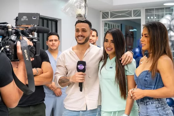 Mario Irivarren y Karen Dejo fueron los padrinos de la inauguración / Instagram