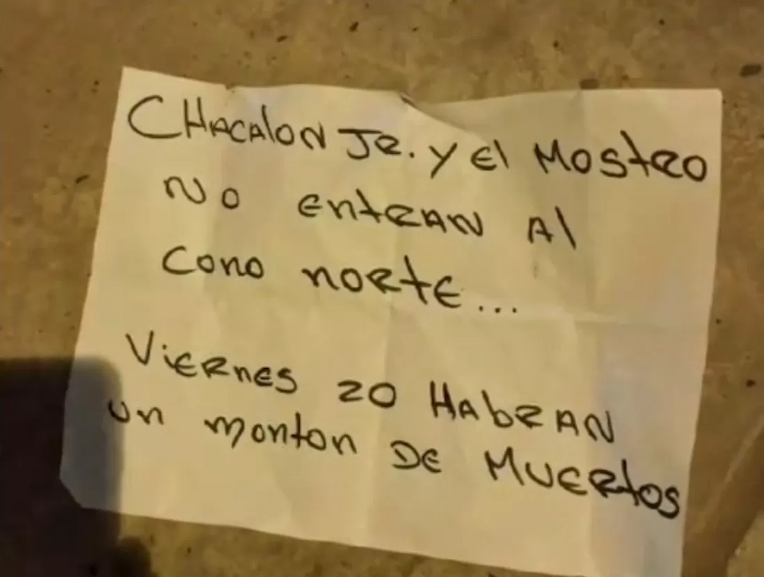 Mensaje extorsivo que dejaron los delincuentes tras atacar el bus de Toño Centella/Foto: América Noticias Mensaje extorsivo que dejaron los delincuentes tras atacar el bus de Toño Centella/Foto: América Noticias