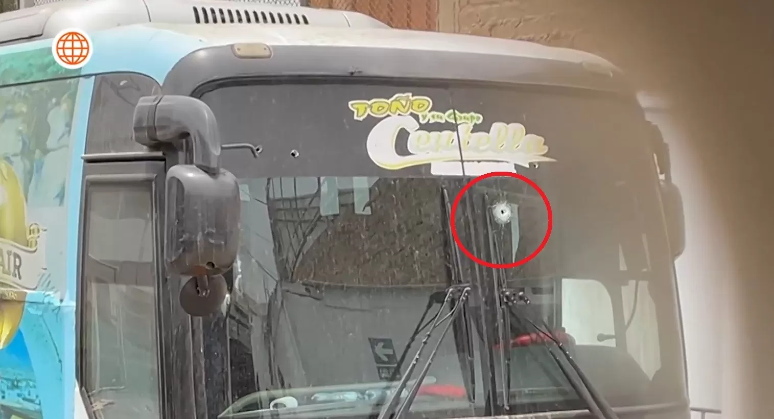 Delincuentes balearon bus de Toño Centella/Foto: América Noticias Delincuentes balearon bus de Toño Centella/Foto: América Noticias