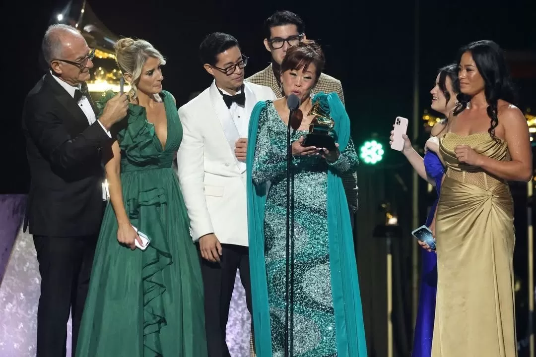 Mimy Succar se emocionó al recibir el Grammy / AFP Mimy Succar se emocionó al recibir el Grammy / AFP
