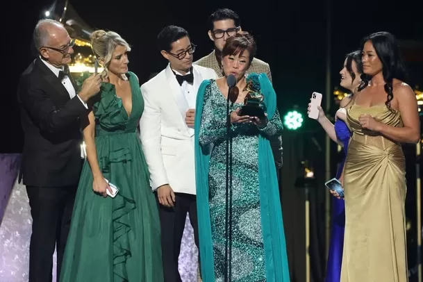 Mimy Succar se emocionó al recibir el Grammy / AFP Mimy Succar se emocionó al recibir el Grammy / AFP