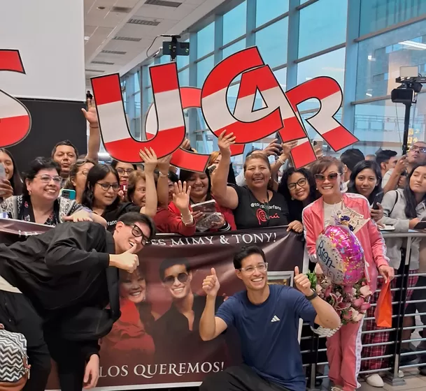 Tony Succar y Mimy Succar en el aeropuerto con sus seguidores / Difusión