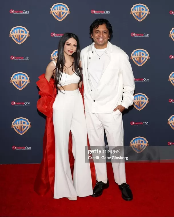 El director M. Night Shyamalan y su hija Saleka Shyamalan en el CinemaCon de Las Vegas / Instagram