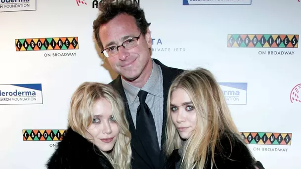 Mary-Kate y Ashley Olsen junto a Bob Saget. Fuente: Getty Images