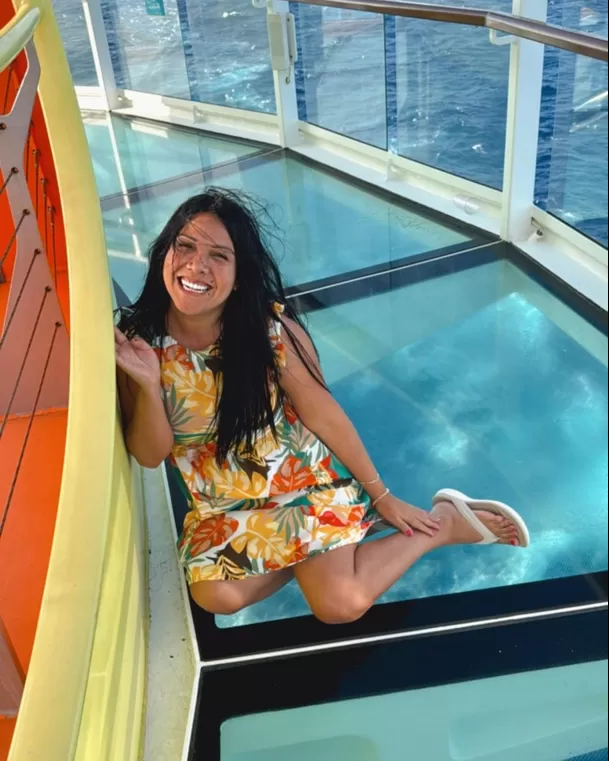 Tula en su intento por lograra la "foto perfecta" en crucero. Fuente: Instagram Tula en su intento por lograra la "foto perfecta" en crucero. Fuente: Instagram