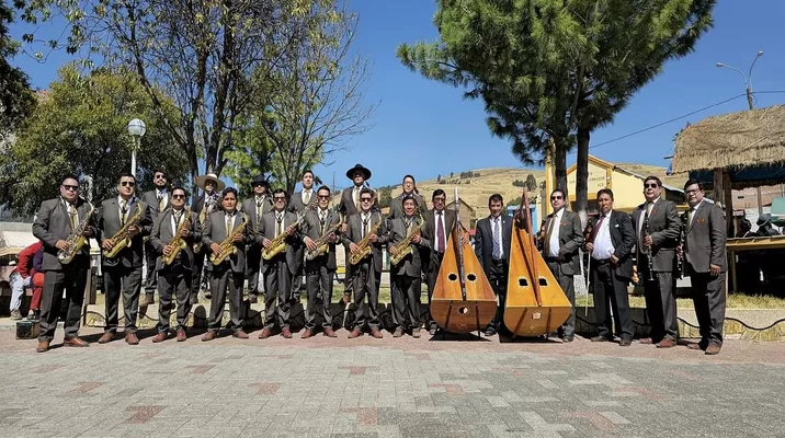 Al menos nueve integrantes de grupo musical 'Antología del Folklore' murieron tras volcadura de bus / Facebook Al menos nueve integrantes de grupo musical 'Antología del Folklore' murieron tras volcadura de bus / Facebook