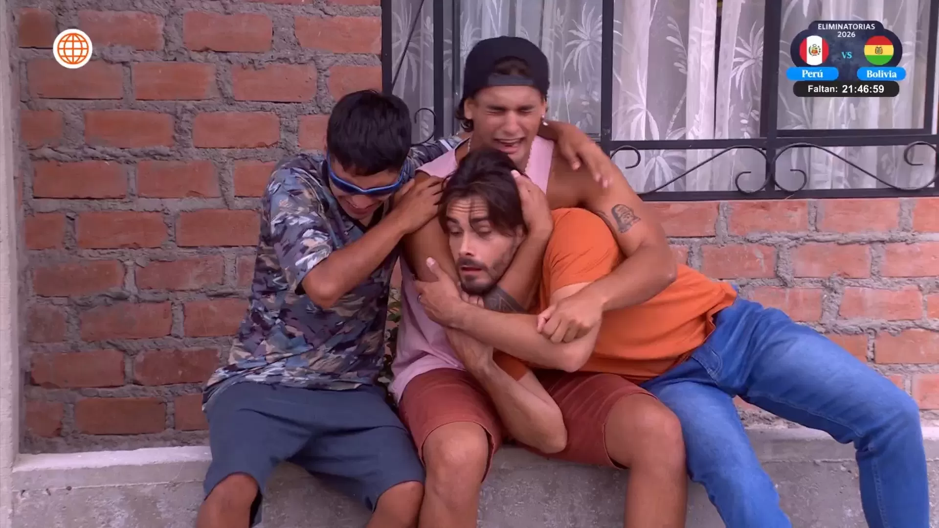 Valentino lloró junto a Salvador tras pelearse con Maripaz y July. Fuente: AméricaTV Valentino lloró junto a Salvador tras pelearse con Maripaz y July. Fuente: AméricaTV