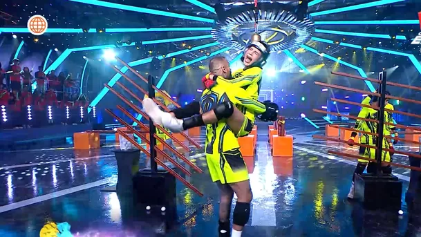 El instante en el que Valentino celebra con Jota Benz su permanencia en el programa. Foto: América TV