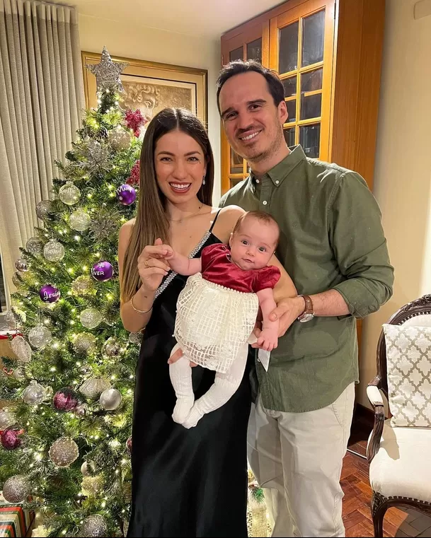 'Cynnamon Styles' y Sebastián Guerrero con su bebé en Navidad / Fuente: Instagram 'Cynnamon Styles' y Sebastián Guerrero con su bebé en Navidad / Fuente: Instagram