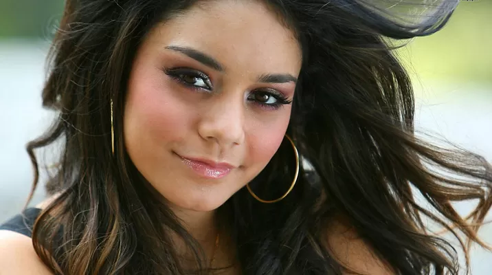 Vanessa Hudgens y su papel de Quasimodo en su niñez Vanessa Hudgens y su papel de Quasimodo en su niñez