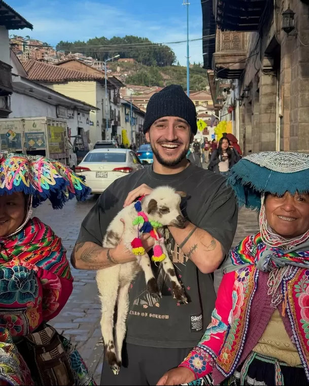 Adam Daudier viajó a Cusco junto a Vania BLudau / IG: adamdaudier