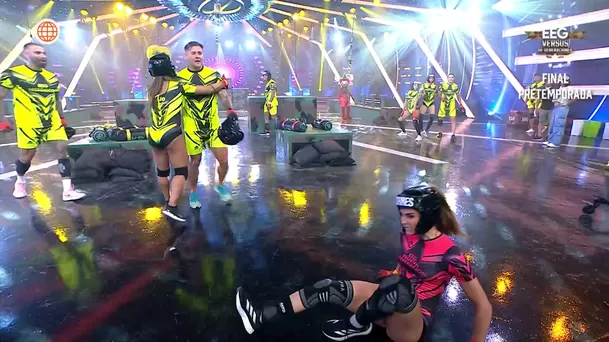 Vania Torres sufrió impactante choque con Karen Dejo y terminó en el suelo. Fuente: AméricaTV Vania Torres sufrió impactante choque con Karen Dejo y terminó en el suelo. Fuente: AméricaTV