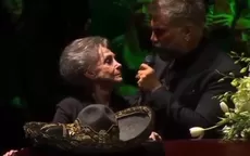 Vicente Fernández: El emotivo momento de Alejandro Fernández y su madre en funeral del cantante - Noticias de funeral