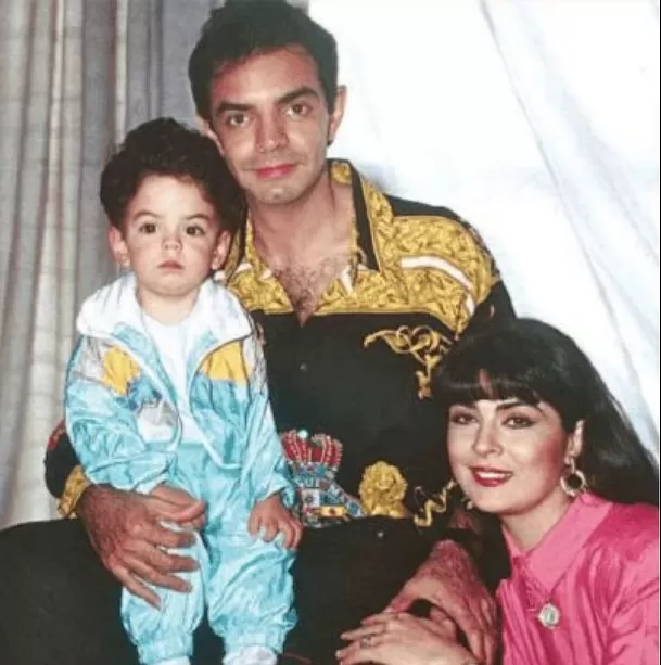 Eugenio Derbez y Victoria Ruffo con su hijo José Eduardo Derbez / Facebook