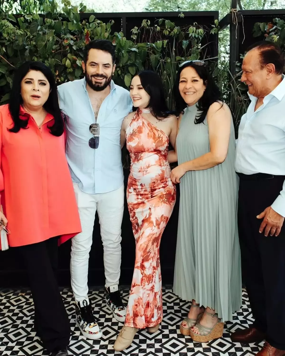 José Eduardo y Paola Dalay junto a Victoria Ruffo. Fuente: Instagram