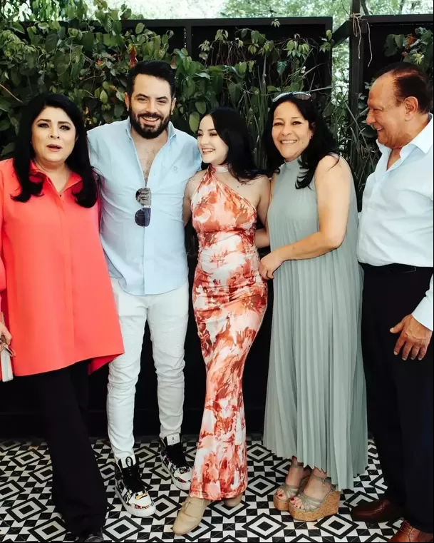 José Eduardo y Paola Dalay junto a Victoria Ruffo. Fuente: Instagram