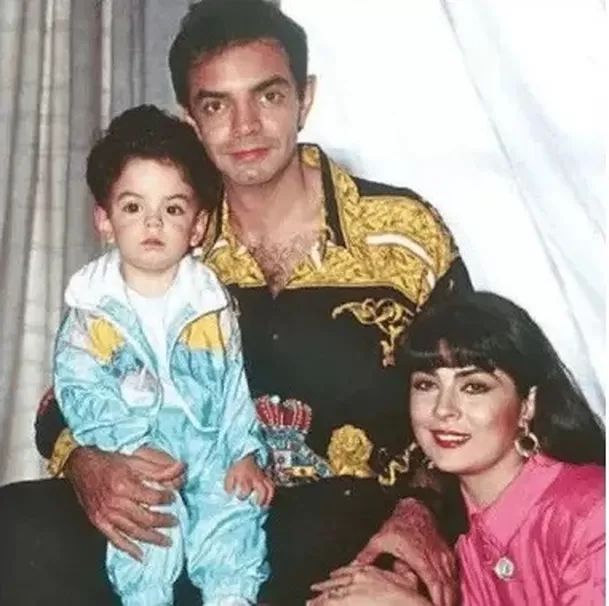 Eugenio Derbez y Victoria Ruffo junto a su hijo José Eduardo. Fuente: Instagram Eugenio Derbez y Victoria Ruffo junto a su hijo José Eduardo. Fuente: Instagram