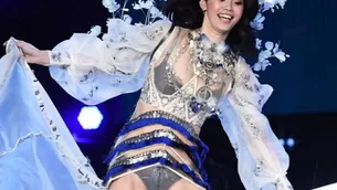 La supermodelo Ming Xi protagonizó una fuerte caída en plena pasarela del Victoria’s Secret Fashion Show 2017