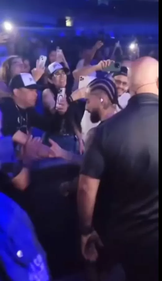 Momento en el que el fanático le sujeta la mano a Maluma/Foto: Instagram