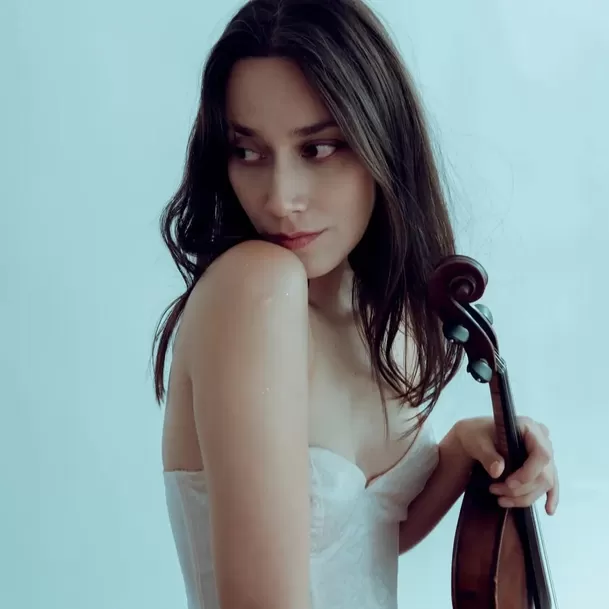 La violinista Esmeralda Camacho desmiente despido tras video viral con Nodal / Instagram