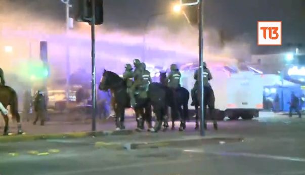 Segundo concierto de Daddy Yankee: Carabineros actúa con carros lanza agua en medio de disturbios en los alrededores del Estadio Nacional de Chile. Fuente: Canal 13