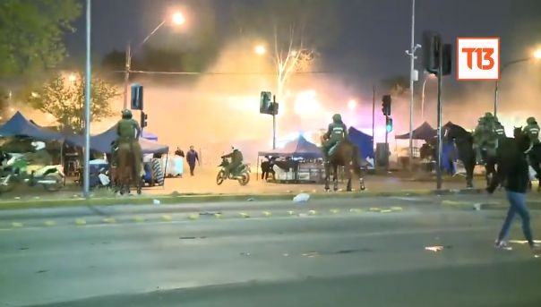 Segundo concierto de Daddy Yankee: Carabineros actúa con carros lanza agua en medio de disturbios en los alrededores del Estadio Nacional de Chile. Fuente: Canal 13