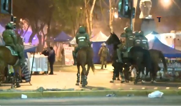 Segundo concierto de Daddy Yankee: Carabineros actúa con carros lanza agua en medio de disturbios en los alrededores del Estadio Nacional de Chile. Fuente: Canal 13