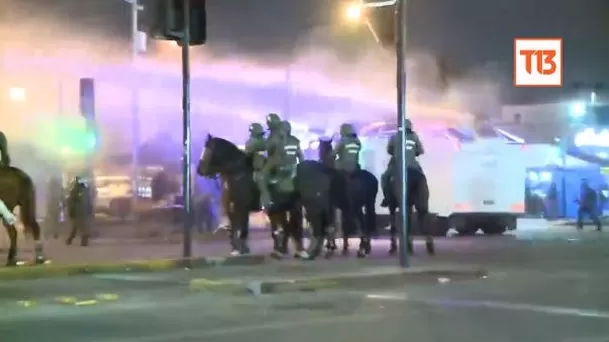 Segundo concierto de Daddy Yankee: Carabineros actúa con carros lanza agua en medio de disturbios en los alrededores del Estadio Nacional de Chile. Fuente: Canal 13