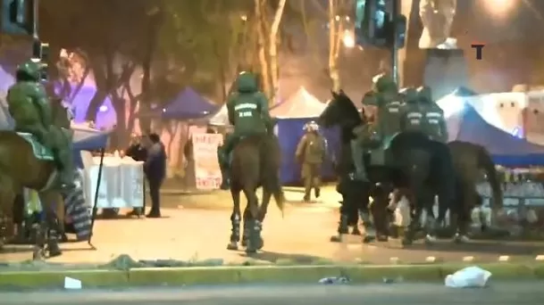 Segundo concierto de Daddy Yankee: Carabineros actúa con carros lanza agua en medio de disturbios en los alrededores del Estadio Nacional de Chile. Fuente: Canal 13