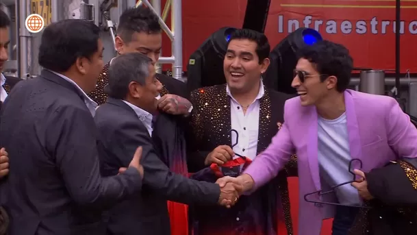 Walter y Javier Yaipén quedaron fascinados con ropa que les vendió Jimmy. Fuente: AméricaTV