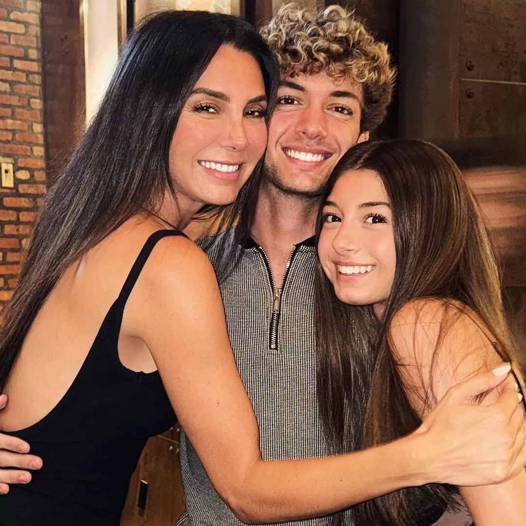 Elizabeth Gutiérrez compartió una foto hace una semana con sus hijos Christopher y Kailey / Instagram